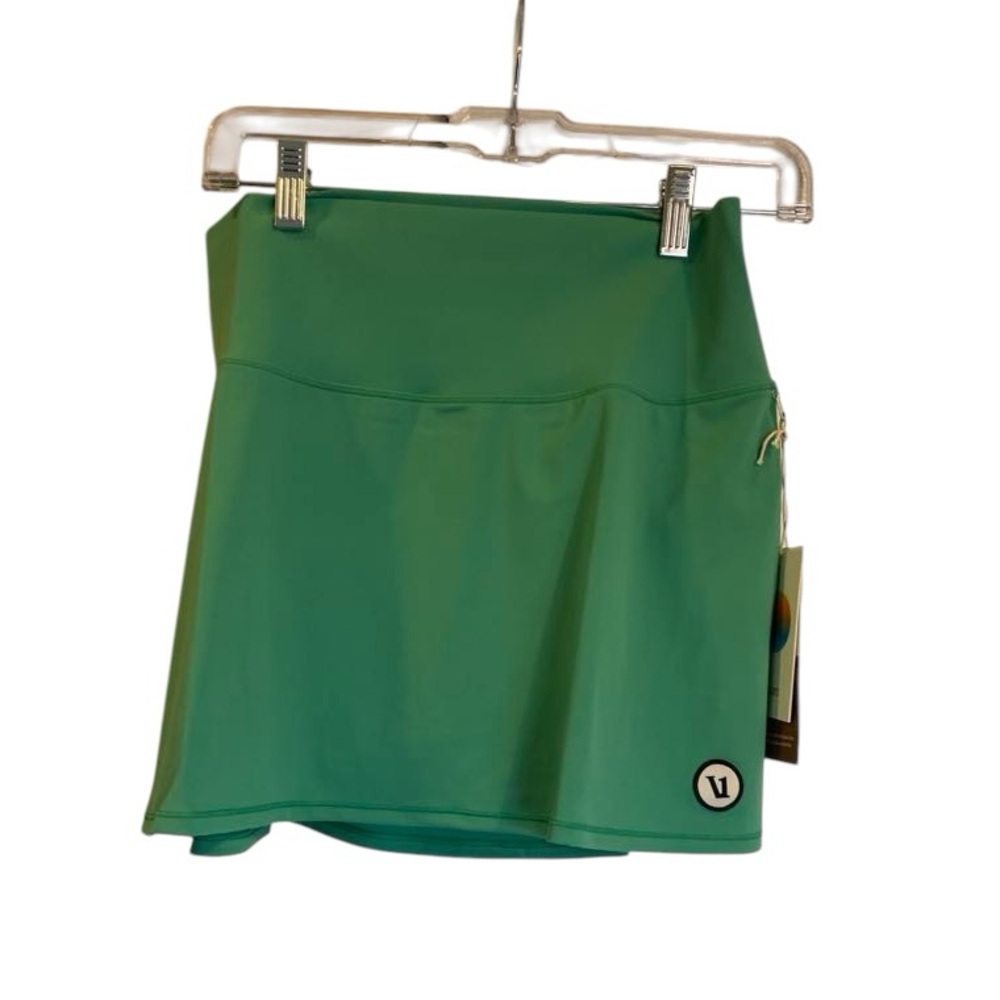 NWT Vuori volley skirt LIGHT BERGAMOT Size M